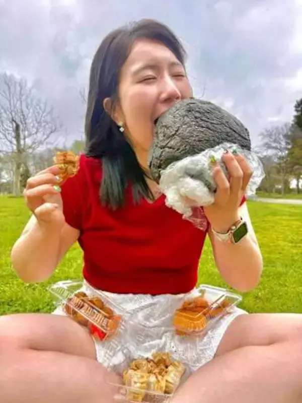 「トトロ逃げちまうよ」「猫バスに勝てそう」女性トラック運転手・トラックめいめい〝大人になったメイちゃん〟コスプレ姿に衝撃「ムキムキ過ぎやろ」
