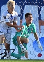 「最後はGKとしての本能」長崎のJ1昇格を決めた、守護神の試合最終盤の顔面ビッグセーブ
