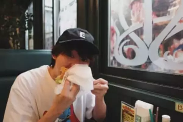 「え！すごい」人気女優との衝撃婚から1年…トップアイドル突然の〝ムキムキ上半身裸〟姿に驚き「やば、えぐい…」「見ていいんですか!?」