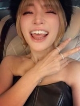 「自宅カッコよすぎ」〝大理石の床＆壁〟浜崎あゆみが贈り物披露し写り込み〝世界限定フィギュアにブランドスカーフ〟反響続々「相変わらず部屋スゴ」「浜崎家のインテリアに」