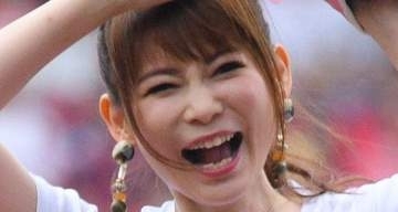 「指の形、長さもソックリ」双子出産の中川翔子〝同じ場所に…〟親子の不思議ショットが話題「神秘的で素敵」「まさに親子」