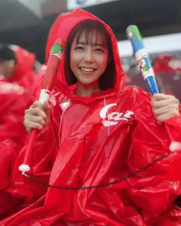 「母娘ではなく姉妹」「瓜二つ」23歳で芸能界引退、野球選手夫を献身サポート…52歳元グラドル〝28歳娘と2ショット〟に反響続々