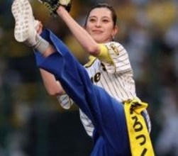 「生きてて良かった」中条あやみ〝つるつる〟サテンドレス姿に「飛び抜けている」「どうなってるの」