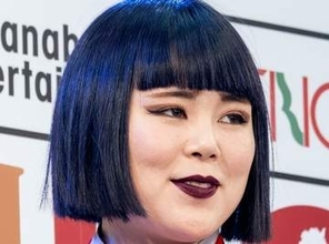 「本音では色眼鏡で見てしまう」〝タトゥーくっきり〟元「ブルゾンちえみ」藤原しおりの近影に反応様々「入ってたから何？」「日本人としては否定的なんだよね」