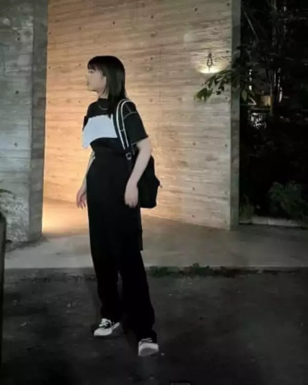 「えっ社内結婚…」電撃婚アナ祝福！先輩アナ「ややこしい」〝結婚会見風ポーズ〟2ショットに騒然「この写真めっちゃビックリ!!」