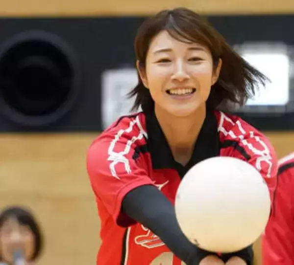 「えっ…誰!?」アイドルとの電撃婚から丸1年…狩野舞子〝びっくりミニ丈〟ウエアが話題「もうほとんどアイドル」「このメイク新鮮」