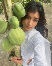 「八女にまさかのローラさん」〝古民家でチューブトップ〟ローラの大胆姿に「やばすぎる」「何でその場所で絵になるんだ」