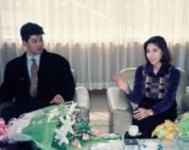 「娘さん可愛い」夫は3連覇達成〝赤ヘル名将〟緒方元監督...〝慶應大卒〟声優娘との自宅ショット披露の緒方かな子に反響「夫なら帰宅してずっとニヤけてる」