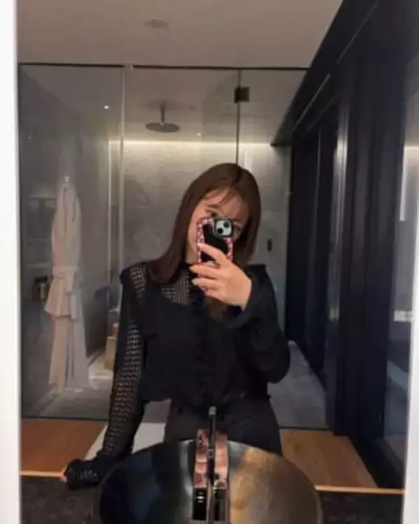 「え～！衝撃的！」板野友美の妹、30歳アイドル〝ショッピングモール〟ステージ姿に「雰囲気似てる」「スター姉妹」「似てない？」の声