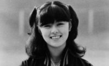 元祖「貝殻ビキニ」武田久美子〝豪華機内食〟ショットに反響「いつ見ても魅惑的すぎ」「旅慣れた笑顔が素敵」