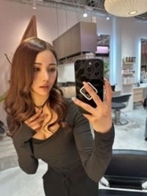 「どんどん髪が短くなる」ショート＆大胆透けシャツの〝エガサリ〟に「どこまで短くなるのか…」「この髪型マジ好き」