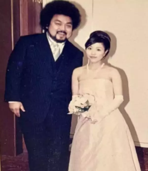 25年前の結婚ショット公開、〝激ヤセ〟パパイヤ鈴木の近影に反響「リアル美女と野獣ですねー」「パパさん大きかった」
