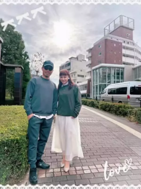 息子が映り込み…平愛梨〝4児のママ〟すっぴんパジャマ姿に反響「長友家男子にも大人気ですね」「子どものテンション爆上がり」