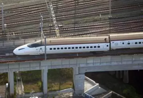 「鉄道ファンじゃないけど、これは見てみたい」博多駅前広場に新幹線が出没！「おかえりなさい！」「よかね～」「駅前に鎮座するつばめ、かっこいい」