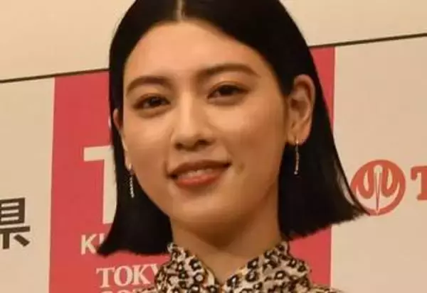 「これどうやって着てるの…」三吉彩花、過激〝V字衣装〟に騒然「最近どうしちゃったの」「昔にない発想」「芸能人っぽくていいじゃん」