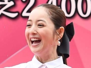 「旦那も同行してるのかな？」2児の母、佐々木希〝無防備〟家族旅行ショットが話題「これは誰が撮ってるんだろう」「華やかだなぁ」