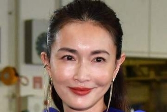 「男でもここまで薄着には…」長谷川京子、クラシック鑑賞コーデに騒然「どれだけのことをしたらこんな姿になれるの」