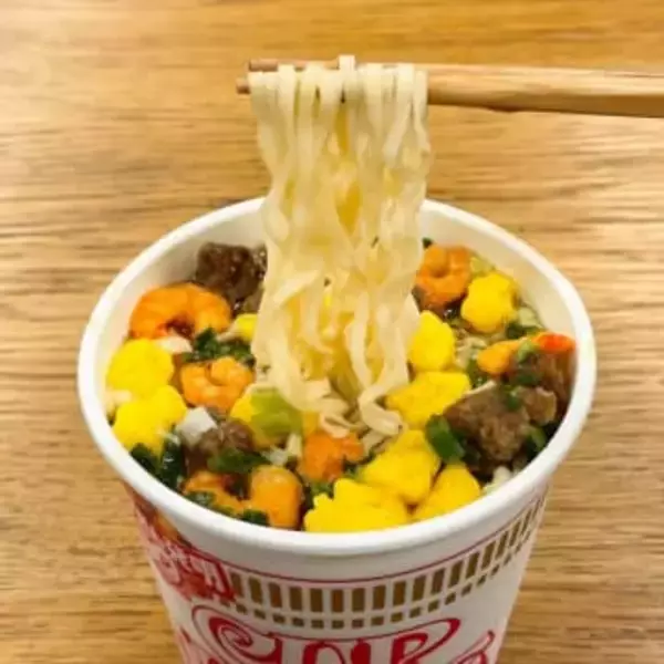 「やらかしてる！と見せかけて…」日清カップヌードル、福袋特典〝面白い実用グッズ〟に「アイデア天才」「デスクに置いておきたい」「ドッキリに使うか…」の声