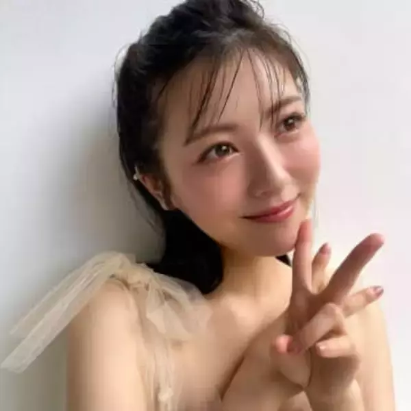 「凄すぎます」〝チラリ〟ショットの浜辺美波に「サービス精神が旺盛なんですね」「最高！♡」「緊張するんだね」の声