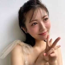 「凄すぎます」〝チラリ〟ショットの浜辺美波に「サービス精神が旺盛なんですね」「最高！♡」「緊張するんだね」の声