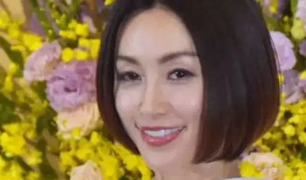 芸能界復帰から13年…54歳酒井法子〝碧いうさぎディナーショー〟姿に「全く衰えなく可愛い」「目が離せません…」「お姫様みたい」と反響