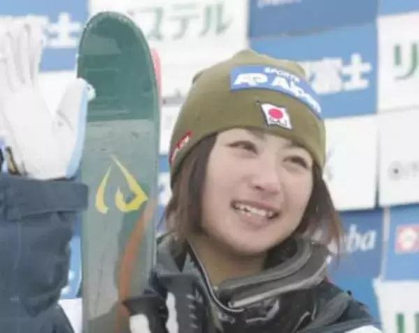 「もう46なのか…」「五輪の笑顔、覚えてます!」モーグル上村愛子さん〝寝そべり〟自然体の誕生日ショットに反響「いつまでもアイドルですわ!」