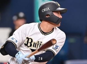 「これはマジで驚いた」プロ野球選手とプロゴルファー〝妻を軽々と…〟結婚報告ショットに「なんて素敵な写真」「思わず叫んだ」オリ来田とゴルフ鶴岡が幸せ写真公開