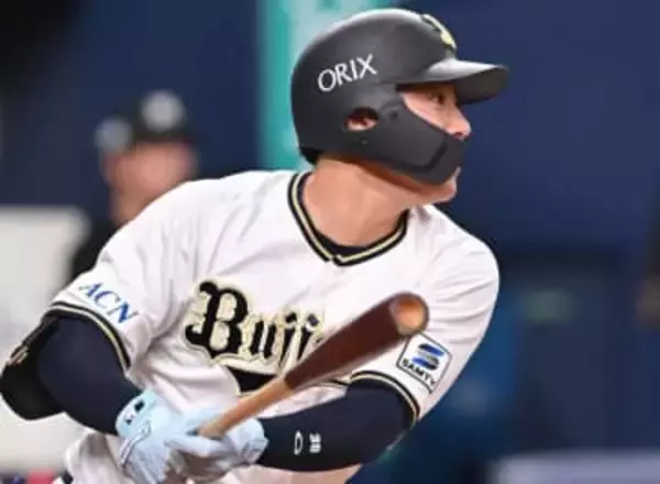 「これはマジで驚いた」プロ野球選手とプロゴルファー〝妻を軽々と…〟結婚報告ショットに「なんて素敵な写真」「思わず叫んだ」オリ来田とゴルフ鶴岡が幸せ写真公開