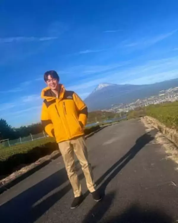 共演女優と電撃事実婚から2年…1児の父になった31歳大河俳優〝雰囲気ガラリ〟宮沢氷魚の姿に「他にない雰囲気が好き」「この雰囲気素敵すぎる」の声