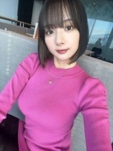 「こ、コレはっ」「出たの？」岡田紗佳〝スイカヘルメット〟姿で密着ショットに騒然「まじかー」「もう一流スターやん」