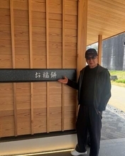 兄は鳥羽一郎、ステージ4肺がんと闘う68歳演歌歌手〝初孫とお祝い2ショット〟が反響「まごっちは明日への活力」「お孫さんの為に長生きで元気で」の声