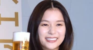 芳根京子「オールドルーキー」女優たちと〝忘年会〟ショットに反響！「来年は3人で！」「うわすごい仲良しですね」新ヘアにも注目集まる