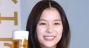 芳根京子「オールドルーキー」女優たちと〝忘年会〟ショットに反響！「来年は3人で！」「うわすごい仲良しですね」新ヘアにも注目集まる