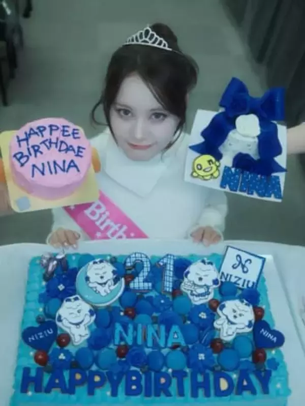 「本当に21歳なんですかね!?」「アイドルの域を越えてる」NiziUの末っ子ニナ、誕生日ショットに驚きの声「えぐすぎない？」