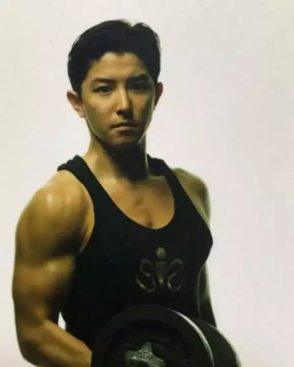 「すっかり別人に」元新加勢大周〝衝撃のいま〟55歳・坂本一生に「肩幅も腕の太さも凄くて」「衰えを知らない肉体」と反響続々