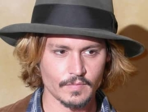 「高級品にしか見えない」ジョニー・デップ着用〝300円指輪〟が大バズり！販売元もびっくり「デップがつけると数百万円に見える」「コーンニチワって…」「再販お願い！」の声