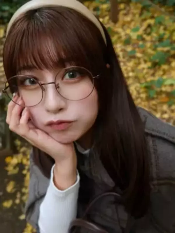 「仕事中に見てはいけない！」〝前開き素肌シャツ〟ちとせよしのに騒然「もうギリギリ見えてるって」「だんだん過激に…」