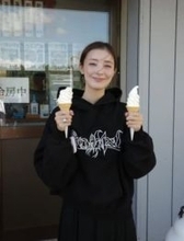 悪女役怪演の30歳女優〝激変ビジュ〟ぴたぴたミニワンピ姿に「場所と衣装のアンマッチ」「脚も長くて…」「素敵なビジュ」