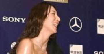 「素敵なお見脚チラリ…」今年初勝利、脇元華〝妖艶な黒ドレス〟に「宝塚の人みたい」「本当に女優さん顔負け」