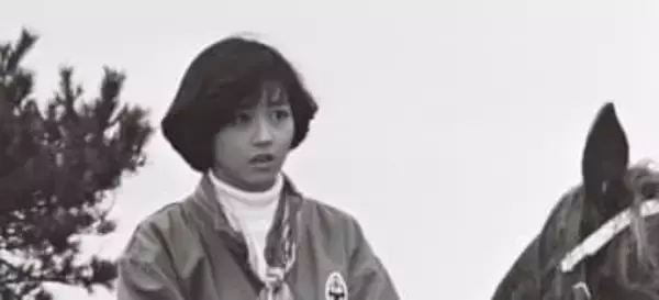 「な・な・なんて若い」三代目麻宮サキから40年…浅香唯〝雰囲気がらり〟ジャケットコーデに反響「昔のお宝写真かと」