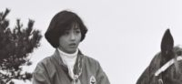 「な・な・なんて若い」三代目麻宮サキから40年…浅香唯〝雰囲気がらり〟ジャケットコーデに反響「昔のお宝写真かと」