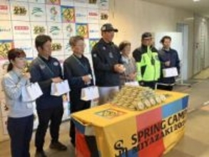 「彼らがいなかったら…」ソフトバンク小久保監督、キャンプ地関係者に感謝のクッキー贈呈