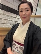 「顔が！」「成長が著しい…」歌舞伎役者になった13歳息子の肩抱き…寺島しのぶ〝名門家系3世代ショット〟「おばあさまも観劇されてる!」