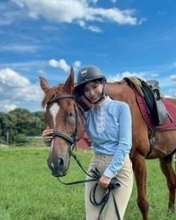 〝競馬場の華〟姫野みなみ、雰囲気がらり！脱ぎかけ大胆ショットに反響「その見せ方ヤベーだろ」