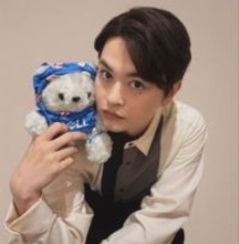 「あれ⁉」「全然違う人に…」人気女優と電撃婚、第1子誕生〝激変〟37歳俳優・瀬戸康史の姿に驚き「びっくりしてる」「いや凄いな…」「似合う」