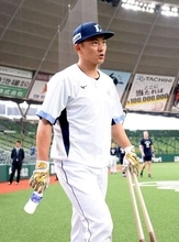引退試合臨む西武・栗山巧が盟友の中村剛也と同組でフリー打撃、柵越えも　おなじみ名曲も流れる中で広角に快音