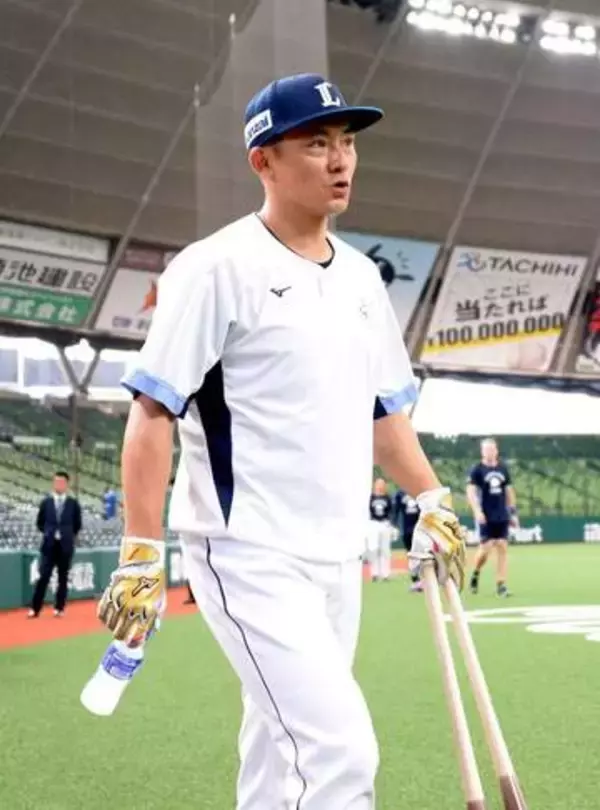 引退試合臨む西武・栗山巧が盟友の中村剛也と同組でフリー打撃、柵越えも　おなじみ名曲も流れる中で広角に快音