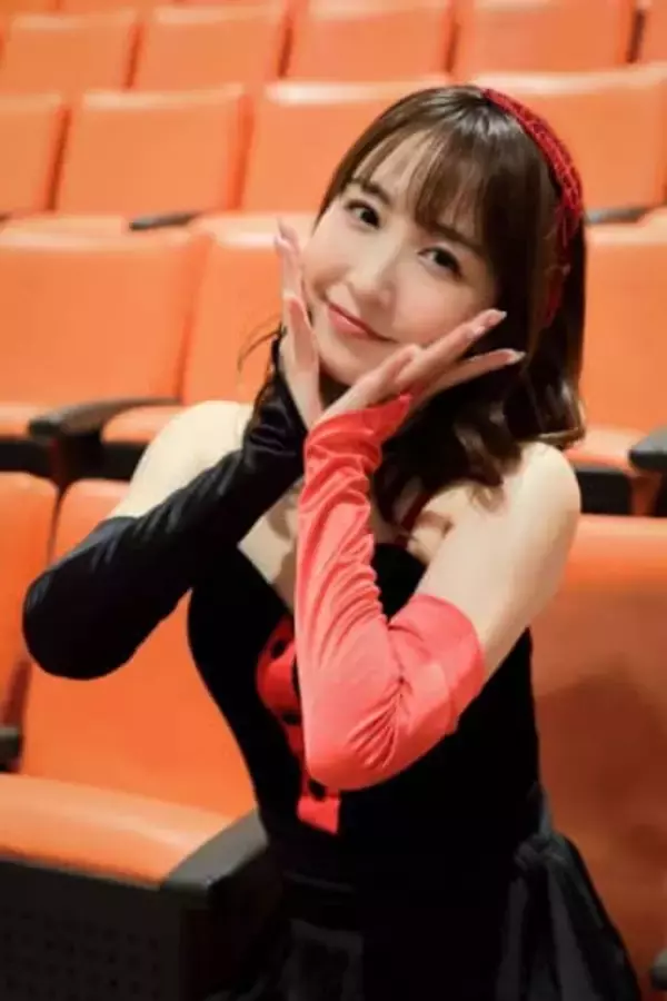 「床の拭き掃除できちゃう」〝驚異の360度開脚〟フリーアナ長久梨那に脚光「身体柔らかっ」