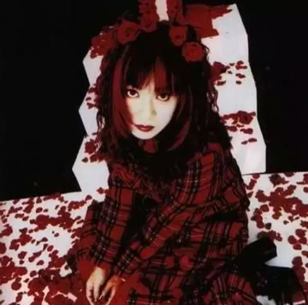 54歳IZAM...元日〝電撃離婚発表〟から3カ月...〝ピンクヘア〟で〝リボンアレンジ髪型〟激変姿に「勇気は凄い」「離婚知らなかった」芸能リポーターも突撃