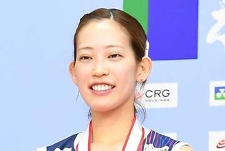 「まるで別人」「ギャップすごい」バド松山奈未〝雰囲気がらり〟ドレス姿に「着こなしがさすがです」「リハビリ頑張って」の声